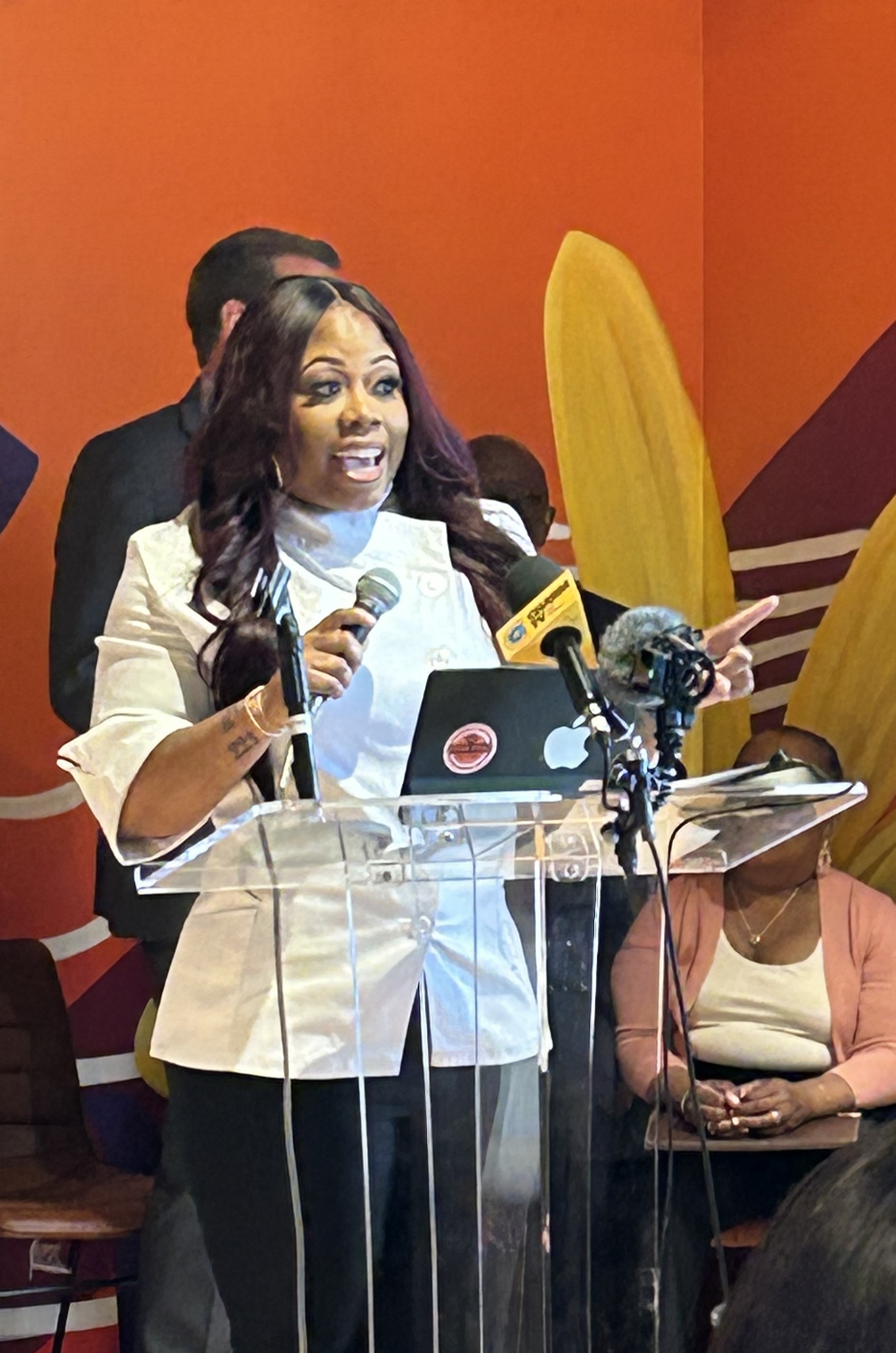 Chef Dae speaking to the crowd