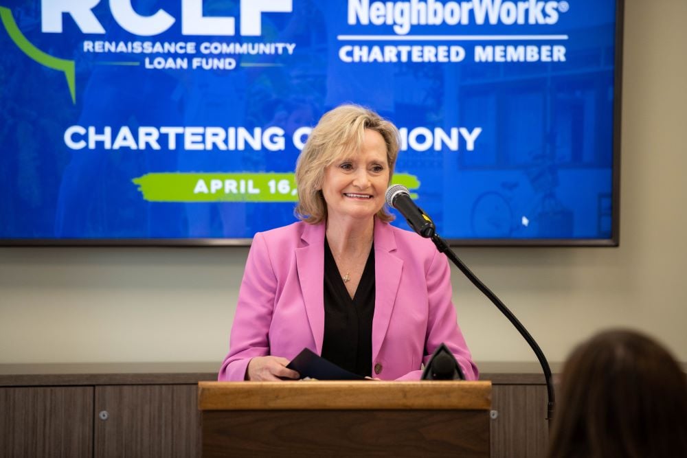 Sen. Hyde-Smith congratulates the team.